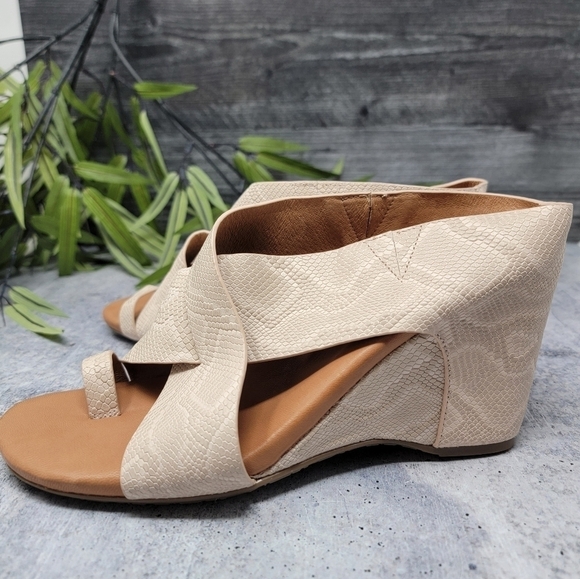 NWT Gentle Souls Kenneth Cole | Inna Beige Snakeskin Leather Wedge Sandals - Picture 7 of 11